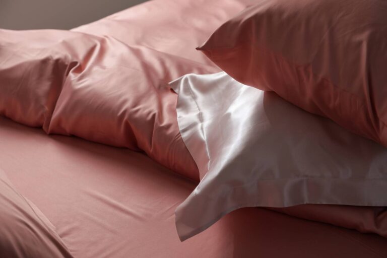7 benefits of silk pillowcases for skin and hair