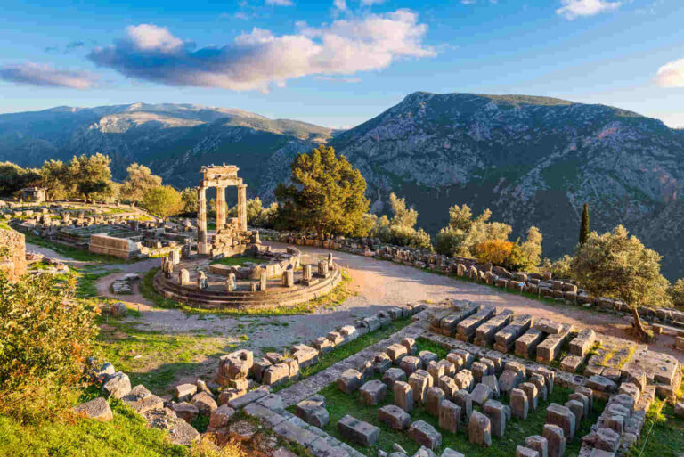 8 historic sites to visit in Greece