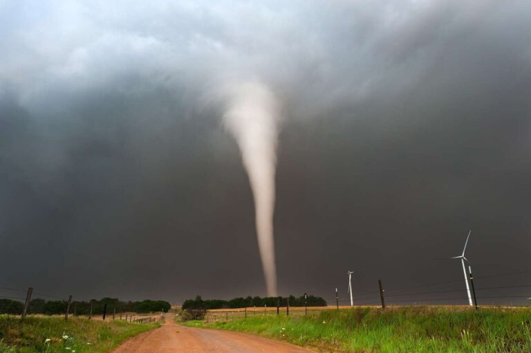 Tornado Alley – 4 storm chasing tours for the adventure of a lifetime